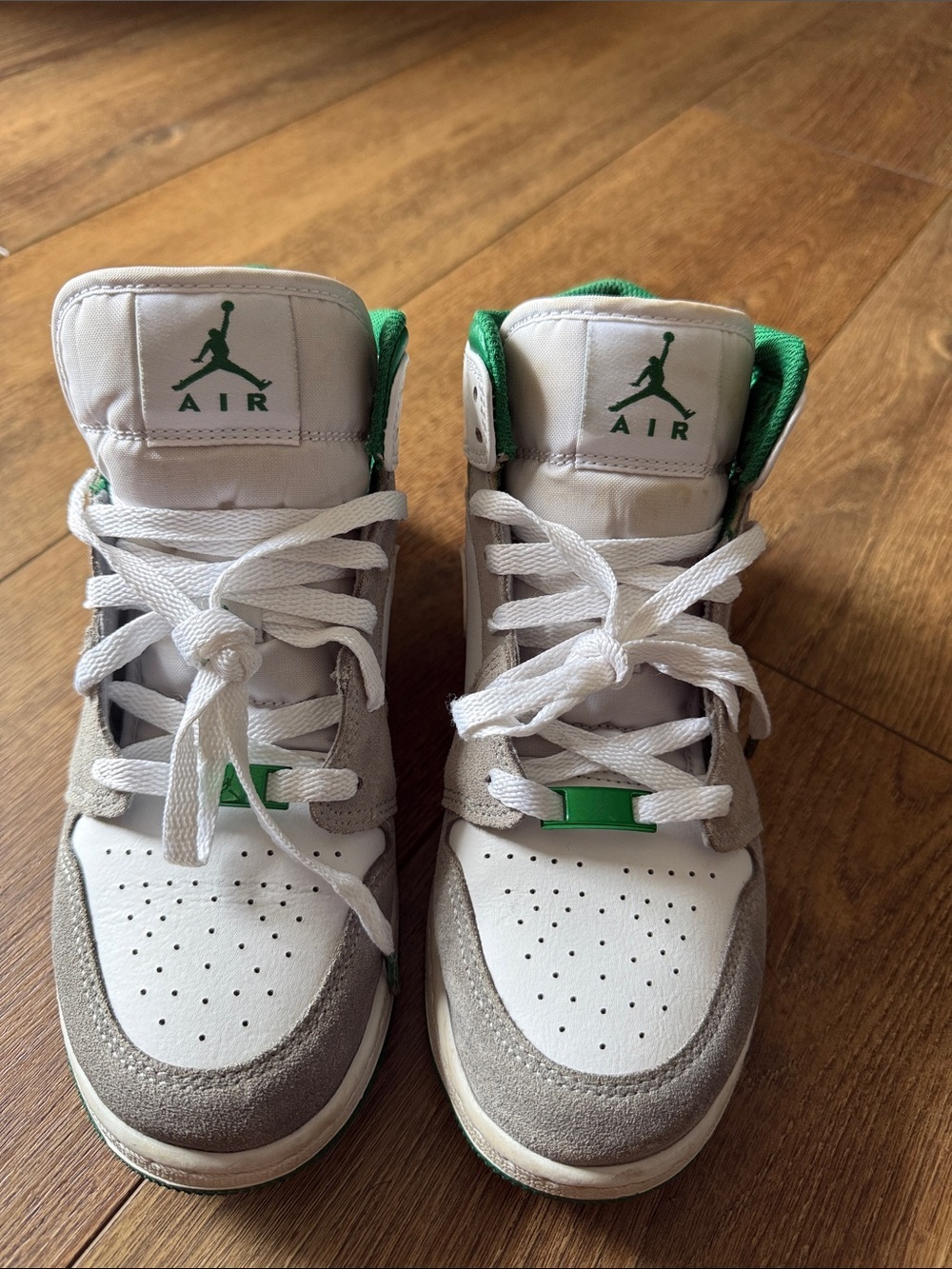 Air Jordan 1 Mid SE Lucky Green White Gray Youth Size 6Y Junior Sneakers.